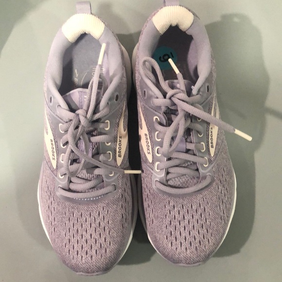 Brooks Shoes - Light purple and white Brooks Transmit 3 size 6